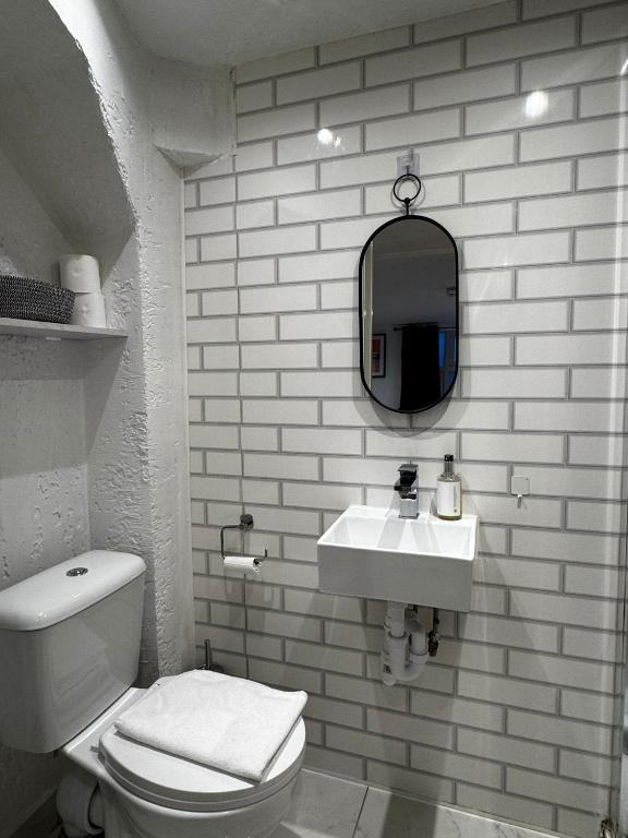 Townhouse Studio with Kitchen & Ensuite - Great Location - Resim 32