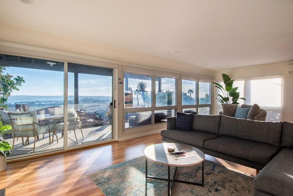 una sala de estar con un sofá y una mesa en Best Value in SD $1M Views; Great Location; WD, en San Diego