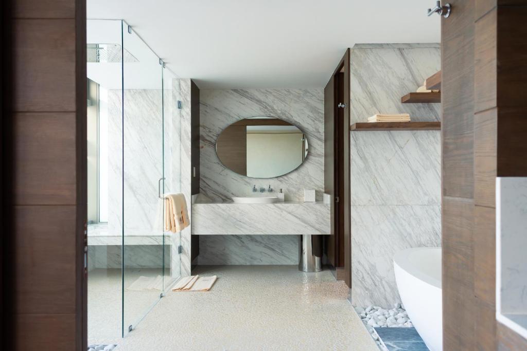 Un baño de Hotel Mousai Cancun Ocean Front Adults Only - All Inclusive