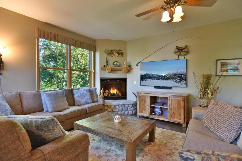 Χώρος καθιστικού στο Corral at Breckenridge Raven Condo: Soaking Tub, Views