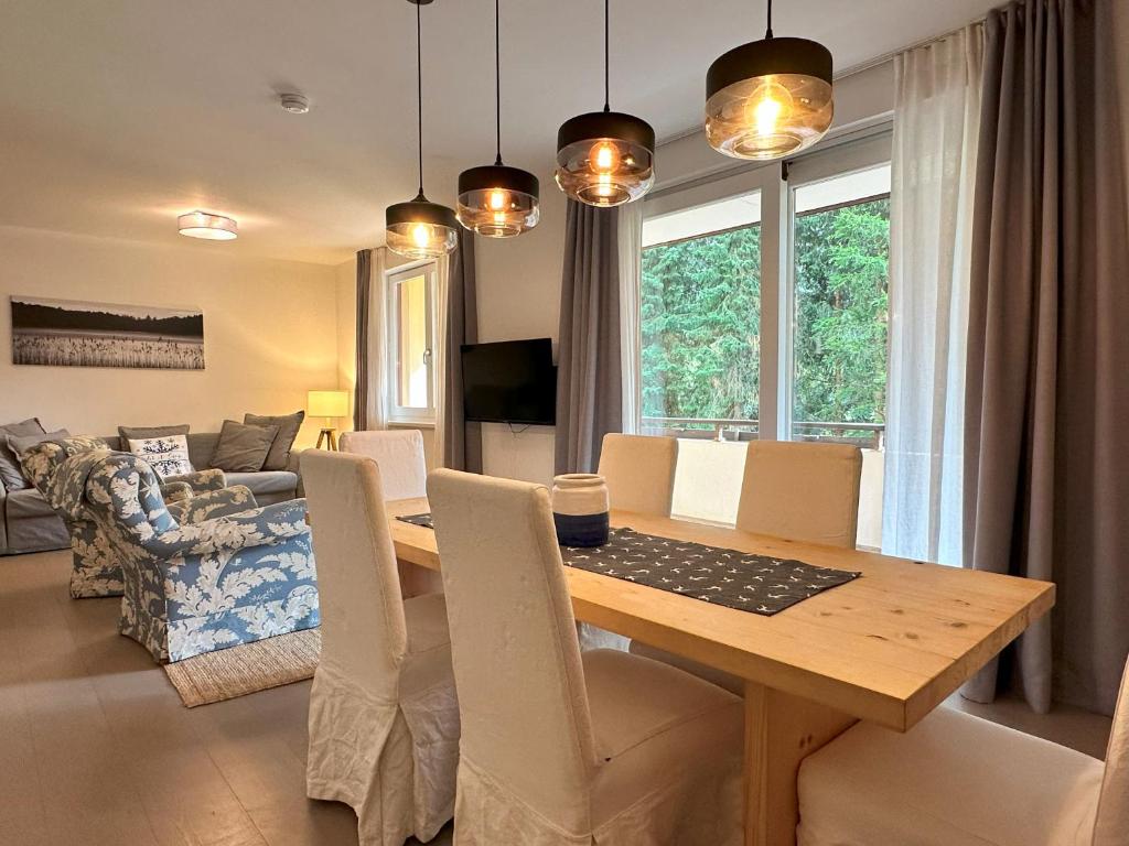 Un comedor con una mesa y un sofá. en Haus Iris by ISA AGENTUR, en Bad Kleinkirchheim