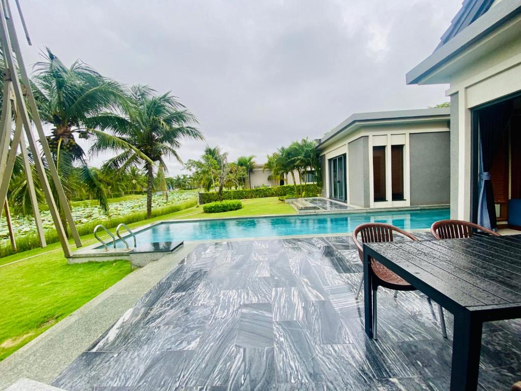 Piscina de la sau aproape de Lotus Villa Coastar Hồ Tràm Resort