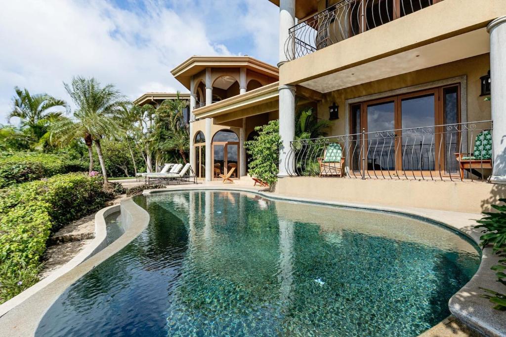 una piscina frente a una casa en Dos Vistas 5br View Villa Hermosa 10 Guests, en Playa Hermosa
