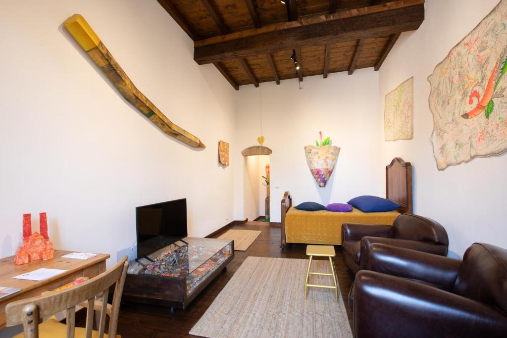 a living room with a couch and a fireplace at Museo Grillo Camere d'Arte, dormire nel Museo in Arena Po