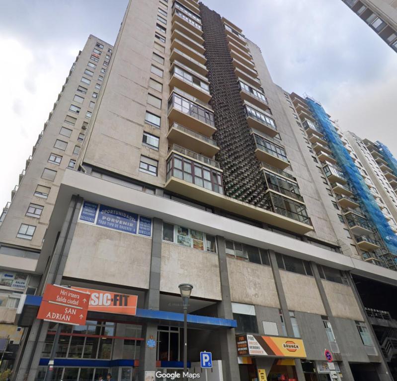 Un alto condominio in una città di Oasis a Bilbao