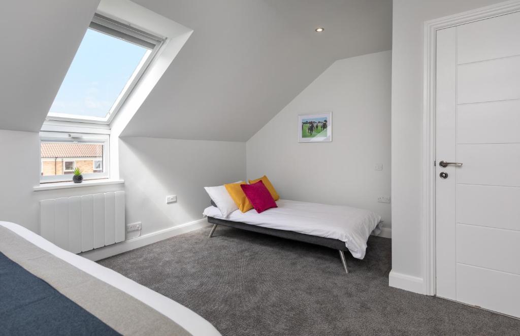 Stableside Hotel at York Racecourse - Resim 1