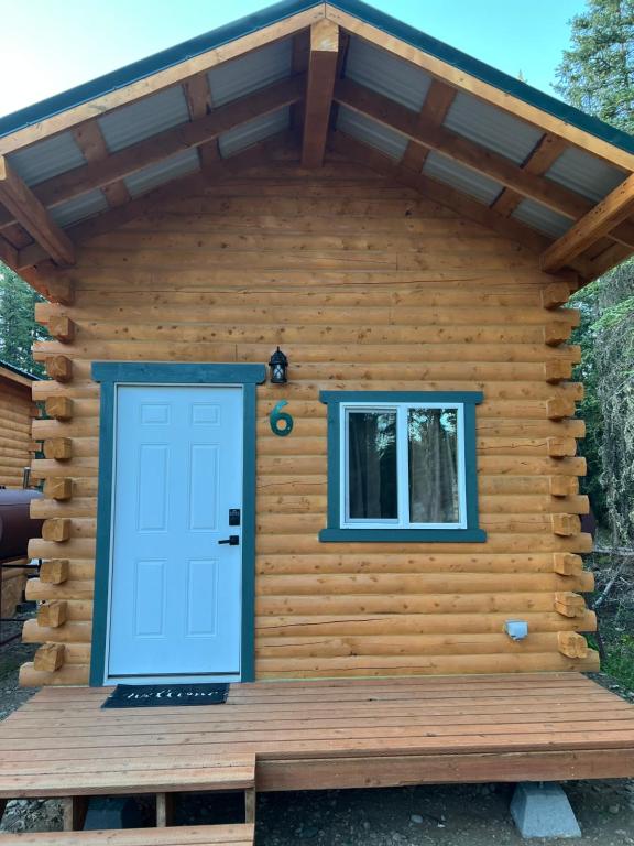 Cabaña de madera con puerta azul en Werlein Rentals #6, en Tok