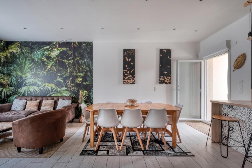 a living room with a wooden table and chairs at Maison de ville proche de Paris et Disneyland in Pontault-Combault