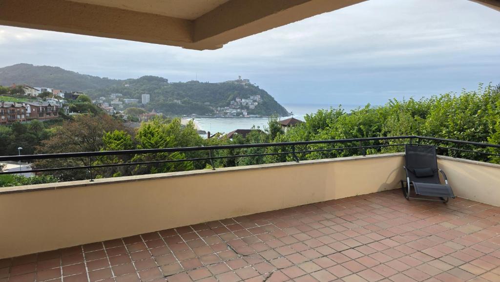 un balcone con vista sull'oceano di My Way Parking Included a San Sebastián