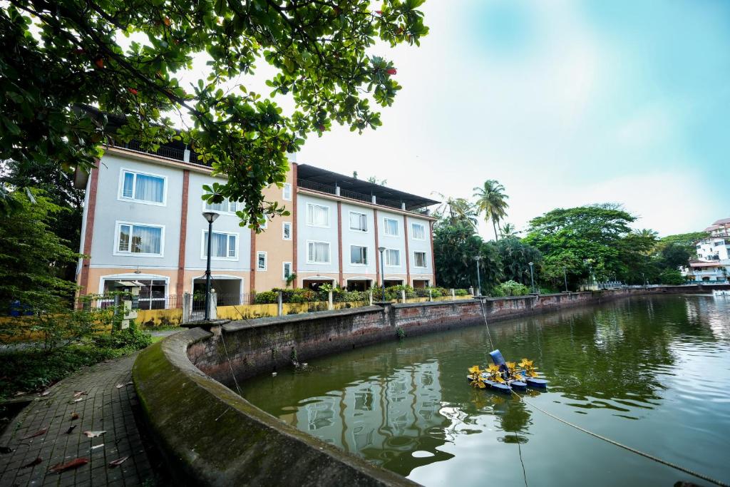 Udsigt til en flod der løber i nærheden af hotellet