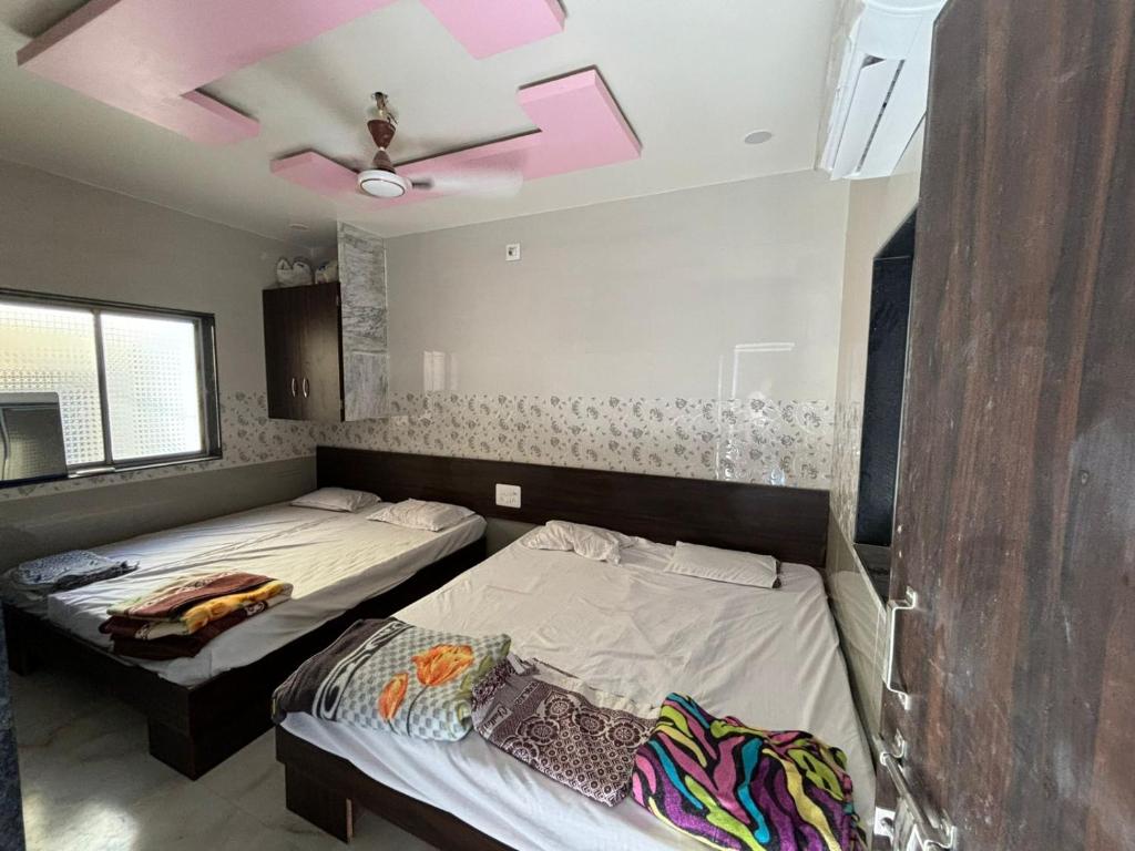 Giường trong phòng chung tại DYO Prem Pravah Bungalow