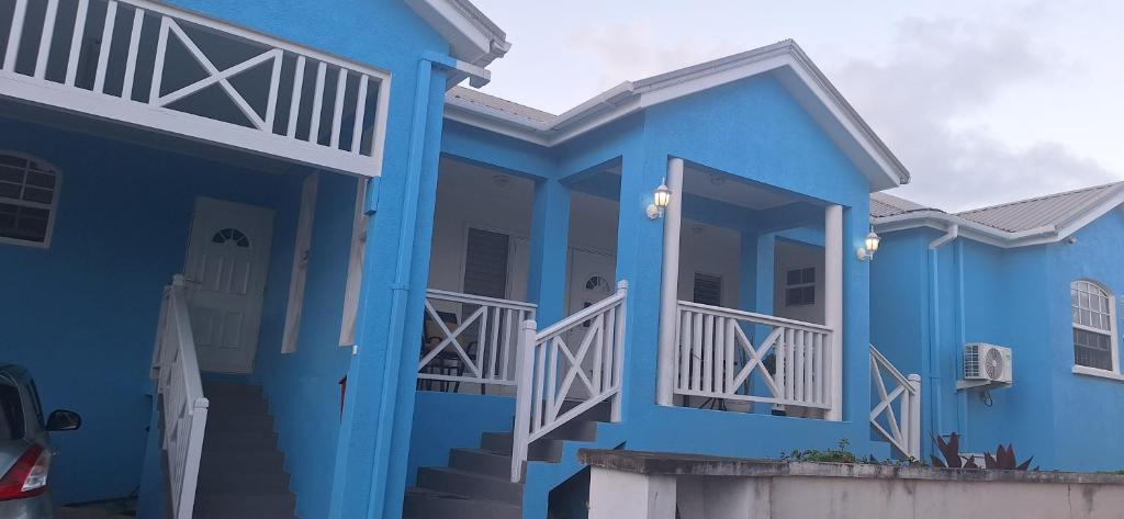 Cottage at Coverley في كرايست تشيرش: بيت أزرق ذو باب مفتوح