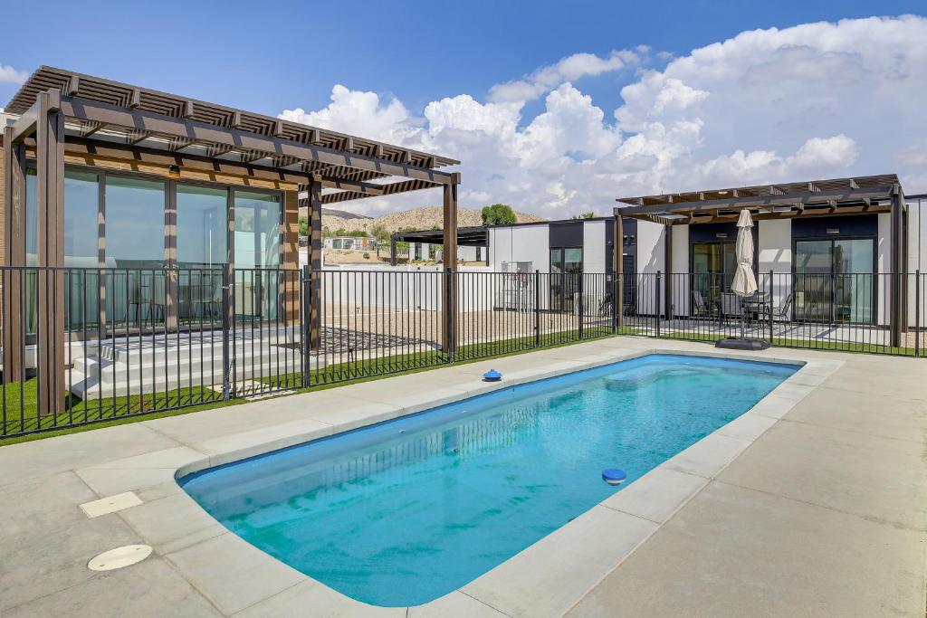 una piscina con una valla y un edificio en Mtn-View Retreat with Pool in Desert Hot Springs, en Desert Hot Springs