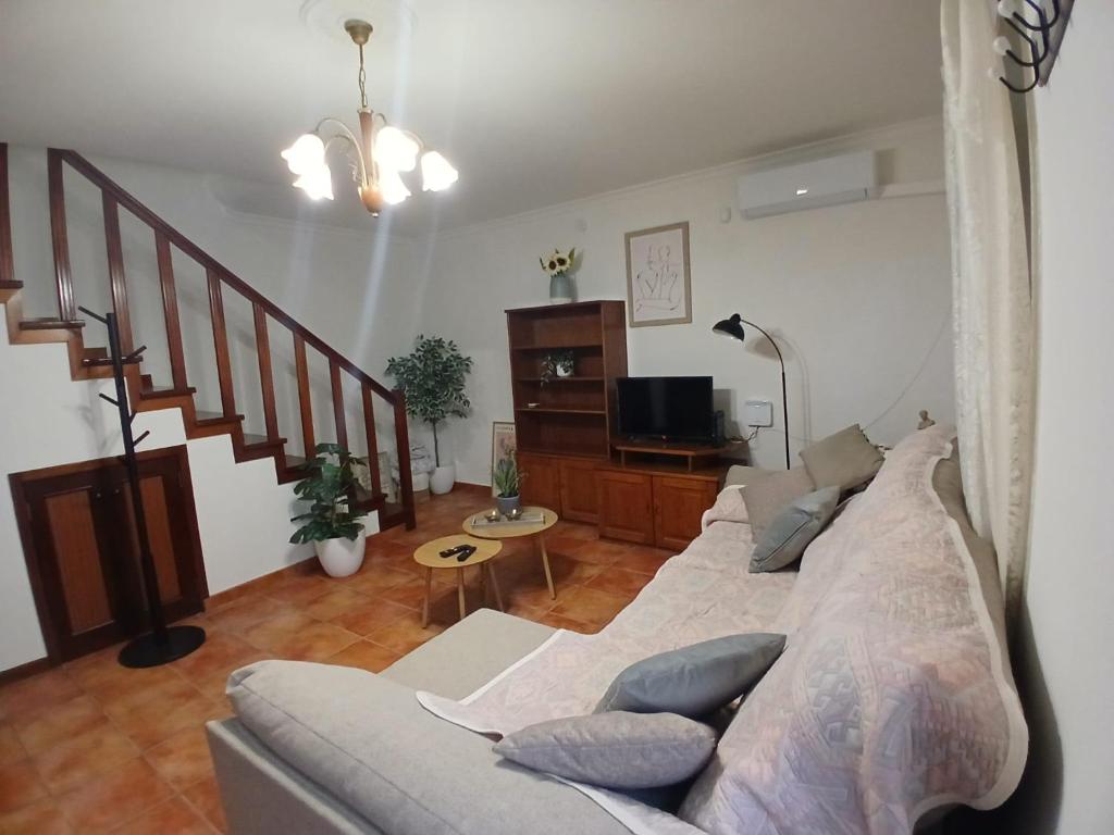 ein Wohnzimmer mit Sofa und Fernseher in der Unterkunft Alojamento Cristina in Chaves