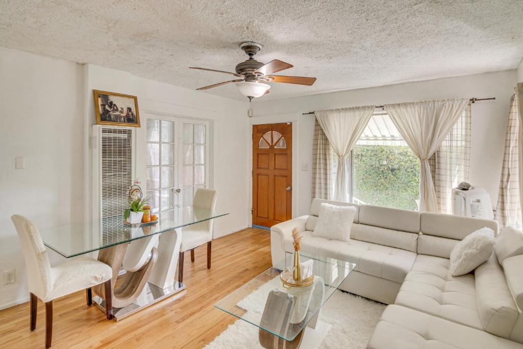sala de estar con sofá blanco y mesa de cristal en Easy Access to 405 Extended Stay in Van Nuys!, en Van Nuys County Court Heliport