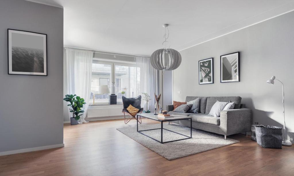 een woonkamer met een bank en een tafel bij Bien sweet homes in Nairobi