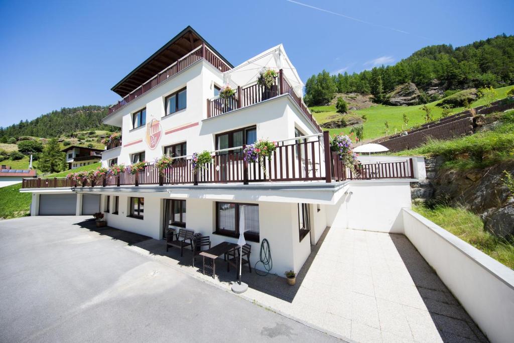 un grande edificio bianco con balcone di Haus Pia a Sölden