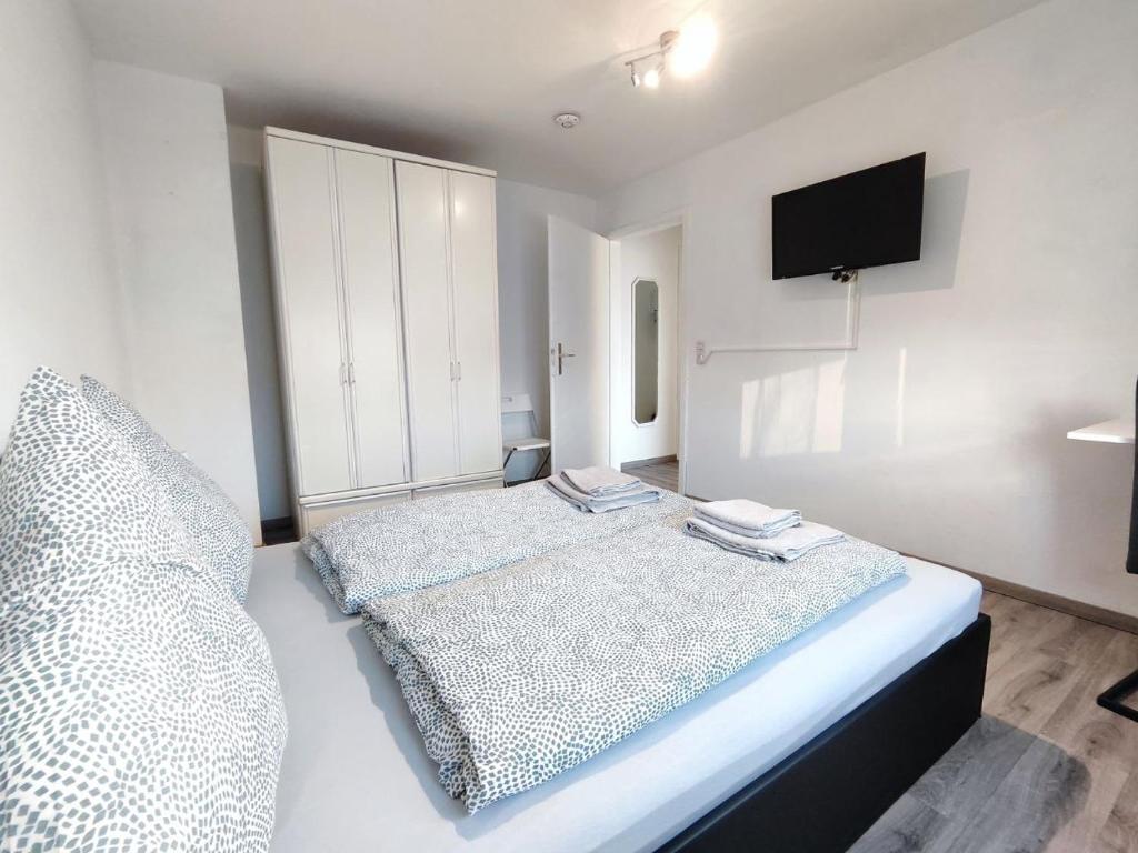 a bedroom with a bed and a flat screen tv at Miracle 3 Betts Apart mit Parkplatz in Altomünster