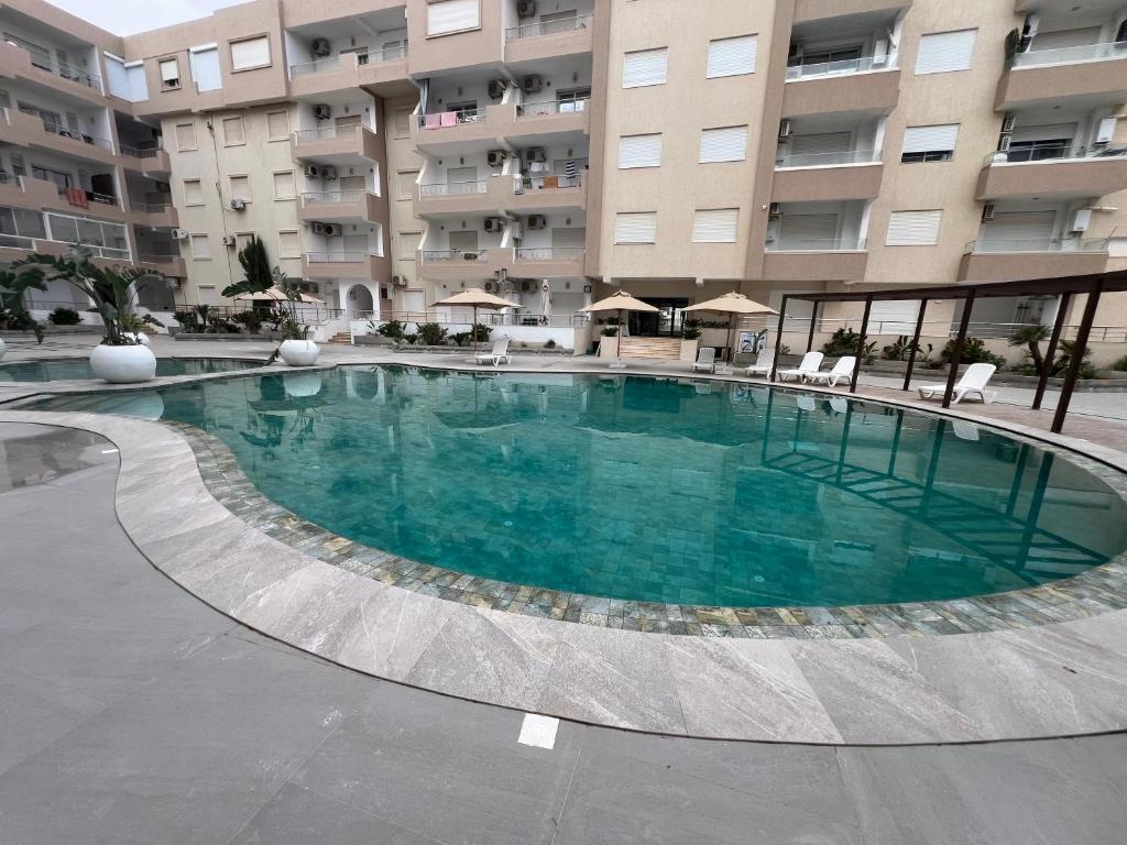una gran piscina frente a un edificio en Cozy apartment Chatt Meriem, en Chott Meriem