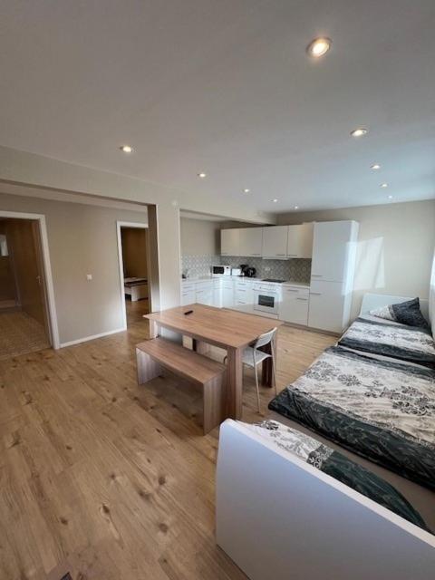 un salon avec une table et un canapé dans l'établissement Miami Monteur Apartment, à Rodenbach