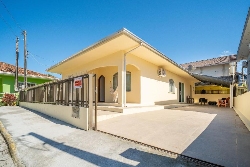 ein Gebäude mit einem Tor davor in der Unterkunft Casa térrea com 03 quartos em Canto Grande in Canto Grande