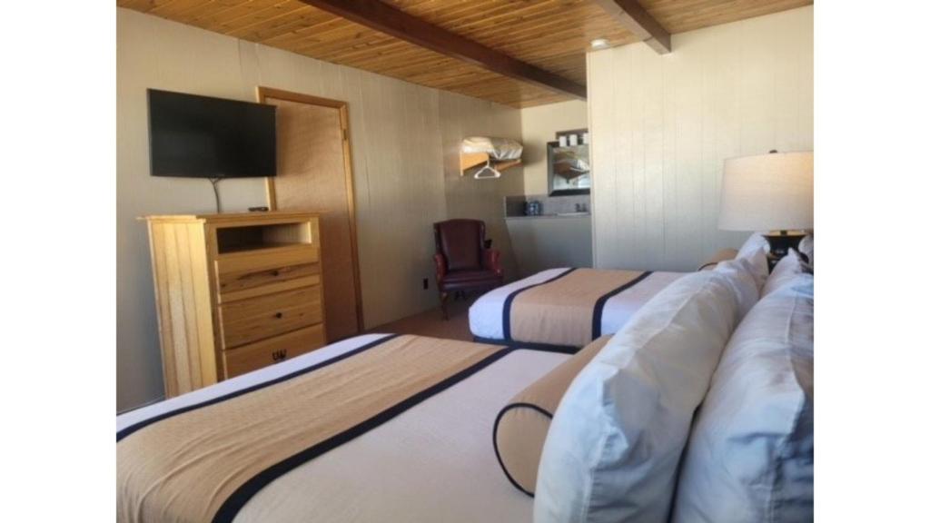 Postel nebo postele na pokoji v ubytování St James Family Suite 1 - Historic Hotel