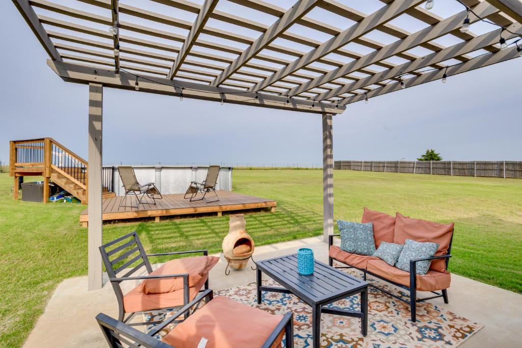 patio con sedie, tavolo e terrazza di Golf, Swim, Relax Oklahoma Ranchland Retreat a Edmond
