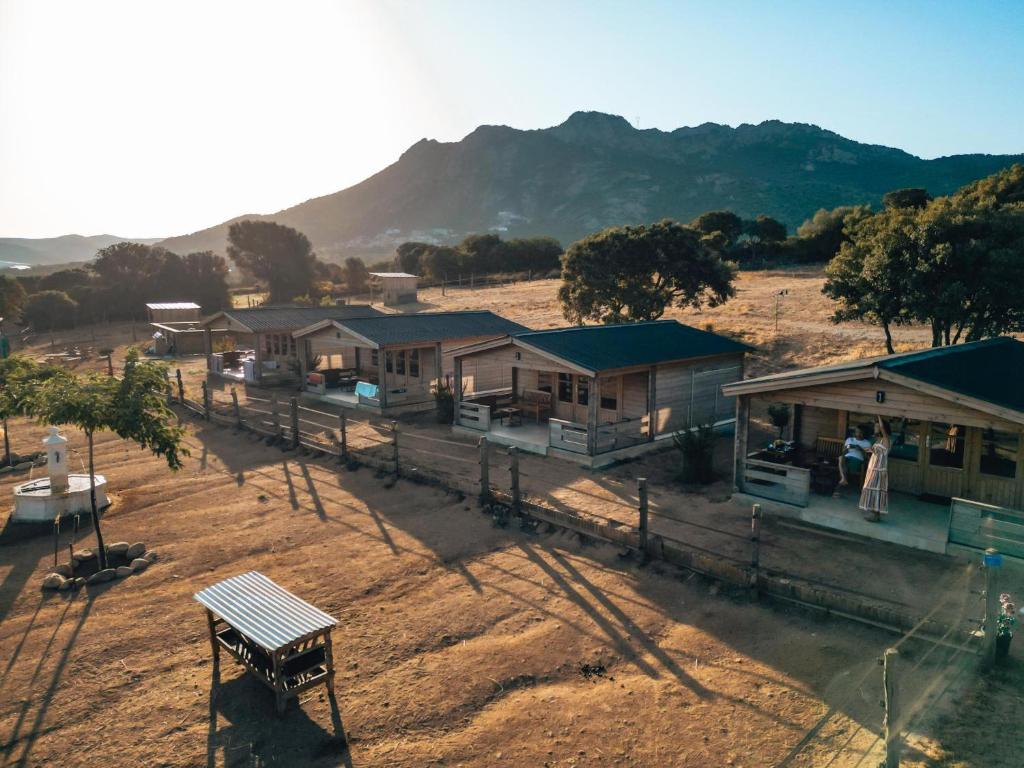 Vue de tête d'une rangée de maisons dans un champ dans l'établissement Les Chalets De Tesa 3, à Occhiatana