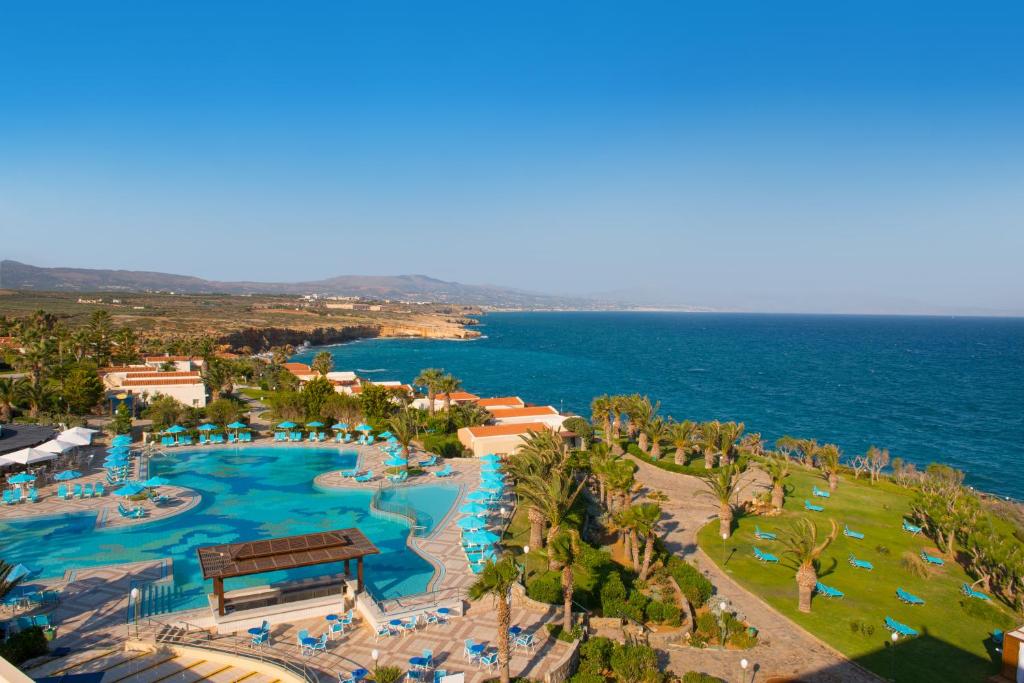 eine Luftansicht auf den Pool im Resort in der Unterkunft Iberostar Creta Panorama & Mare in Panormos