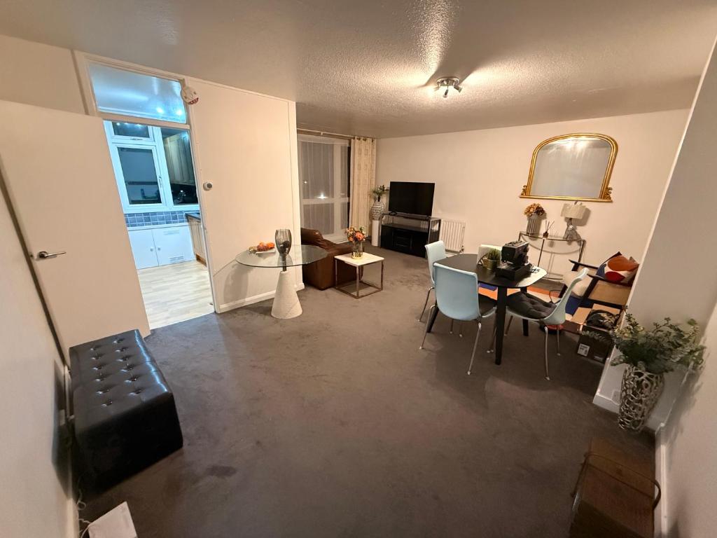 vistas panorámicas a una sala de estar con mesa y sillas en 2 Bedroom flat with King beds, en Hendon