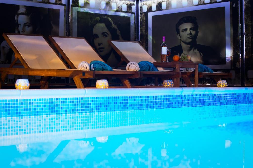 una piscina con 2 mesas y una piscina en Apartments La Bohème, en Dubrovnik
