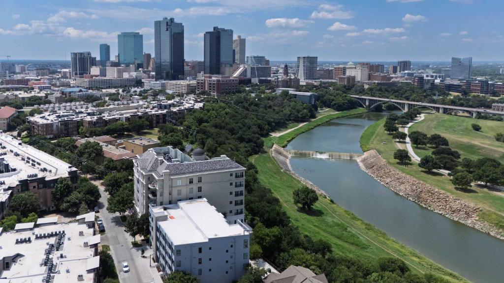 una vista aerea di una città con un fiume di Trinity River Views King Bed Near Downtown FTW a Fort Worth