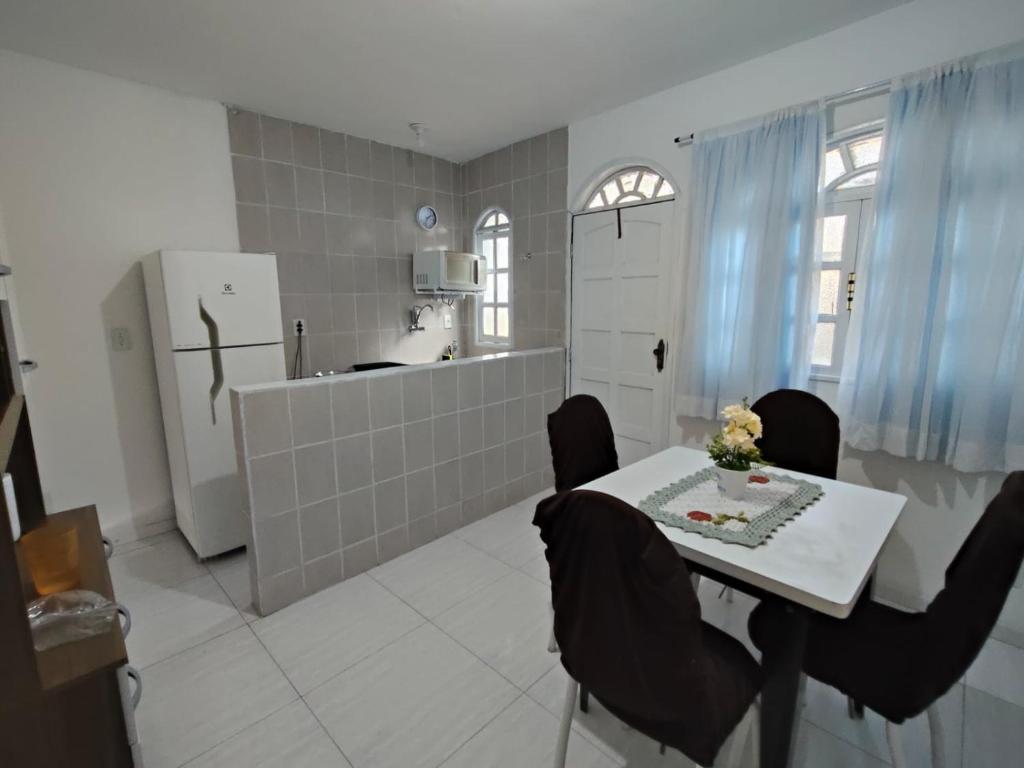 a kitchen and dining room with a table and chairs at Estadia Férias e Trabalho in Vila Velha