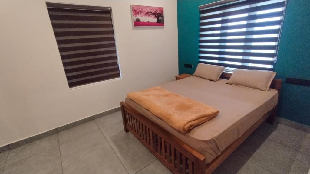 Una cama o camas en una habitación de Rambos Inn Homestay