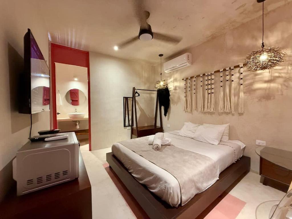 une chambre avec un grand lit et une salle de bain dans l'établissement Hotel-Style Stay with Pool, à Mérida