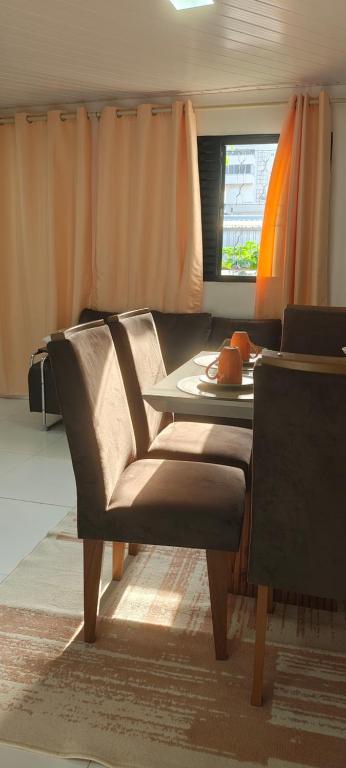 a living room with a couch and a table at Apartamento familiar in Macapá