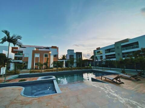 una grande piscina in una città con edifici di Mer Bleue du Français a Marechal Deodoro