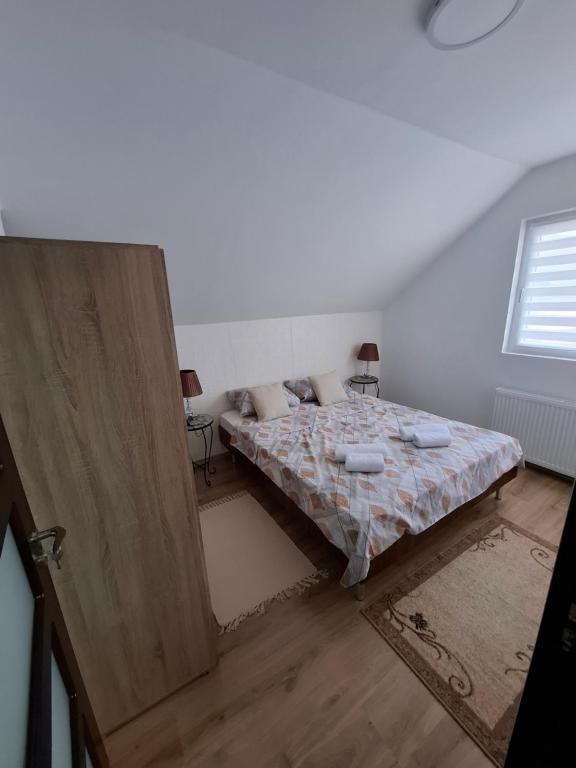 Postel nebo postele na pokoji v ubytování Apartmani Milićević