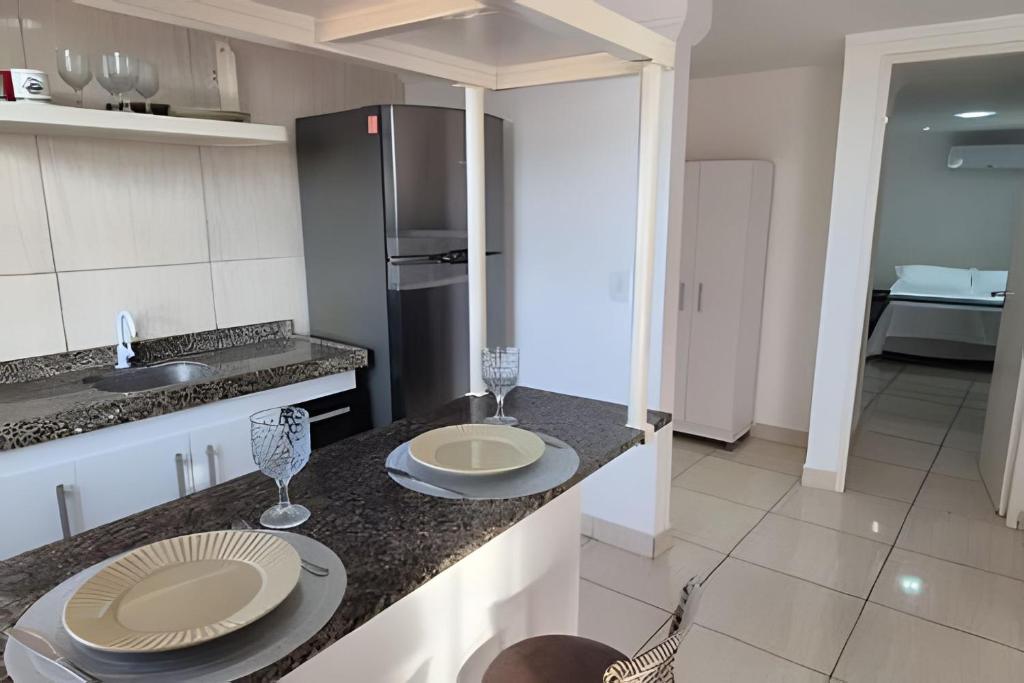 una cucina con bancone e due piatti di Flat beira-mar em Natal a Natal