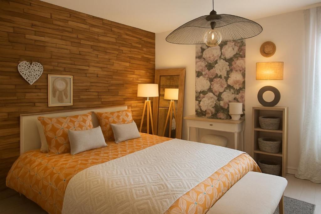 een slaapkamer met een bed en een bakstenen muur bij Petit cocon proche de Stanislas in Nancy