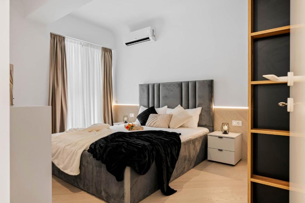 une chambre avec un grand lit et une fenêtre dans l'établissement Sia North Green, à Voluntari