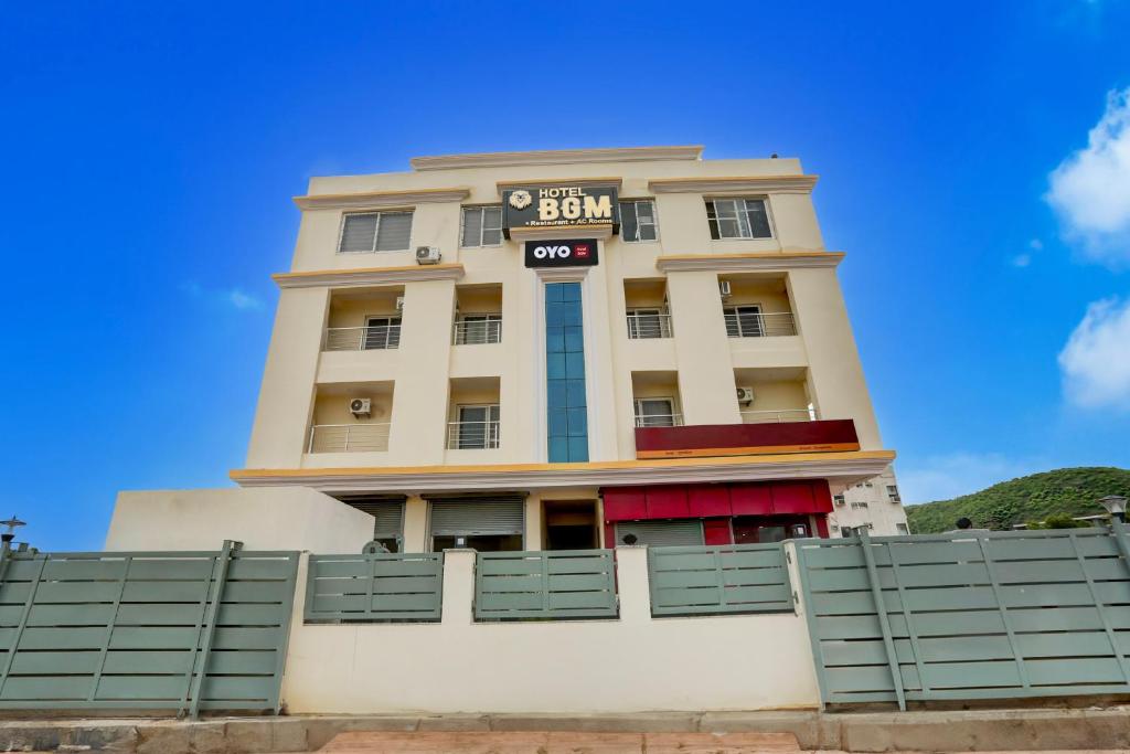 Un edificio alto y blanco con un cartel. en Hotel O BGM, en Neemrana