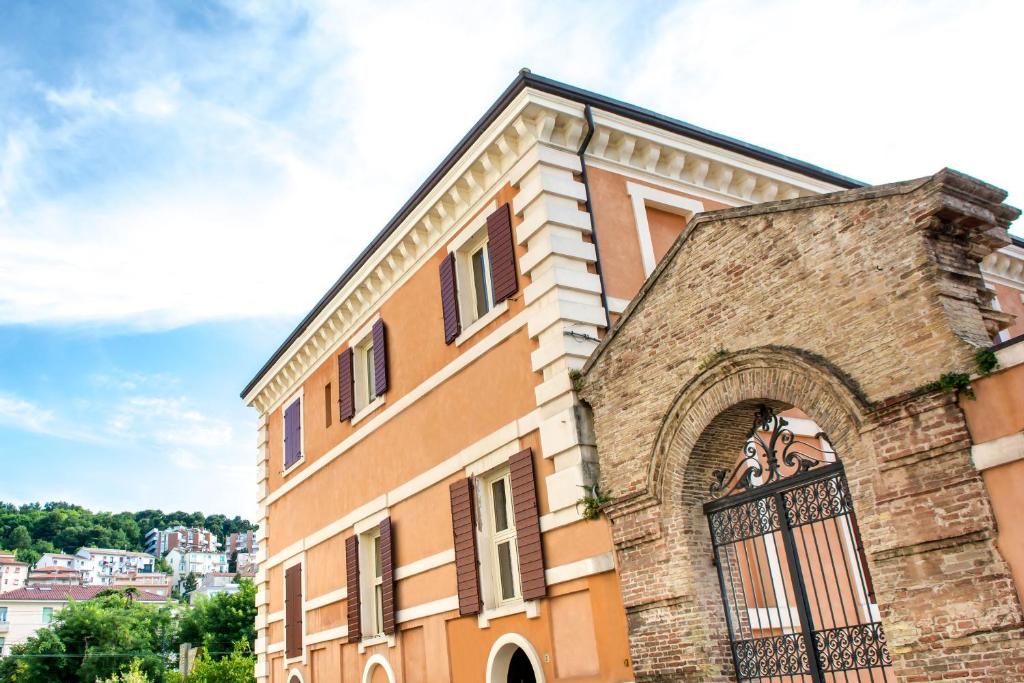 een gebouw met een poort ervoor bij Hotel della Vittoria in Ancona