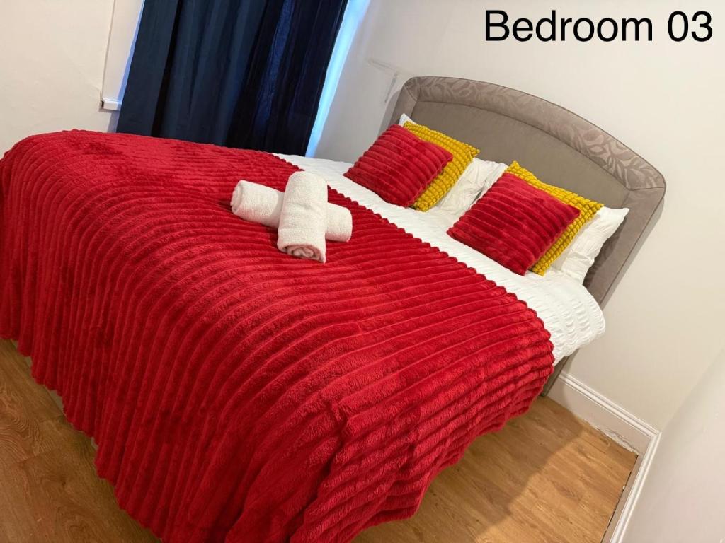 Un pat sau paturi într-o cameră la 5 Brunswick St - Bedroom 03 downstairs