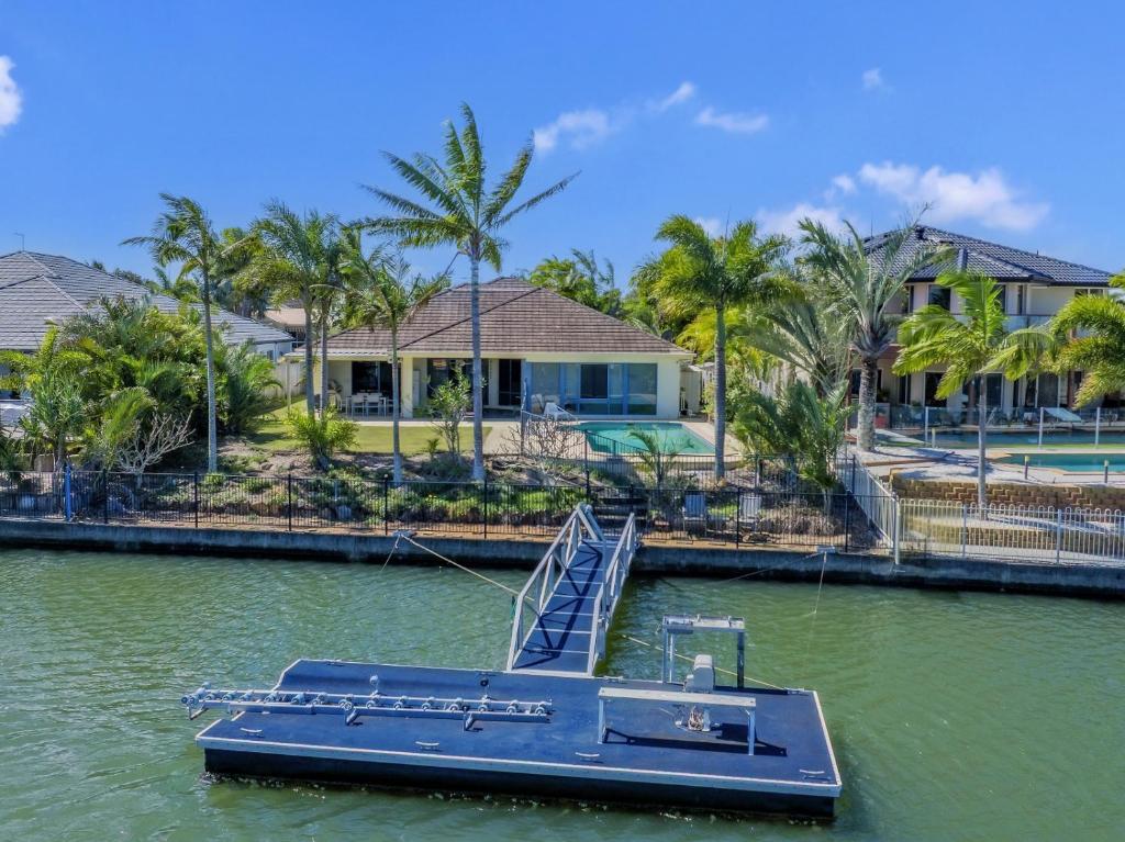 een bak in het water voor een huis bij Relaxation & Space in a Canal Home in Banksia Beach