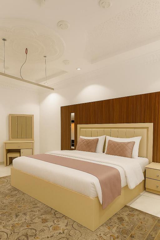 a bedroom with a large bed in a room at النبلاء in Medina