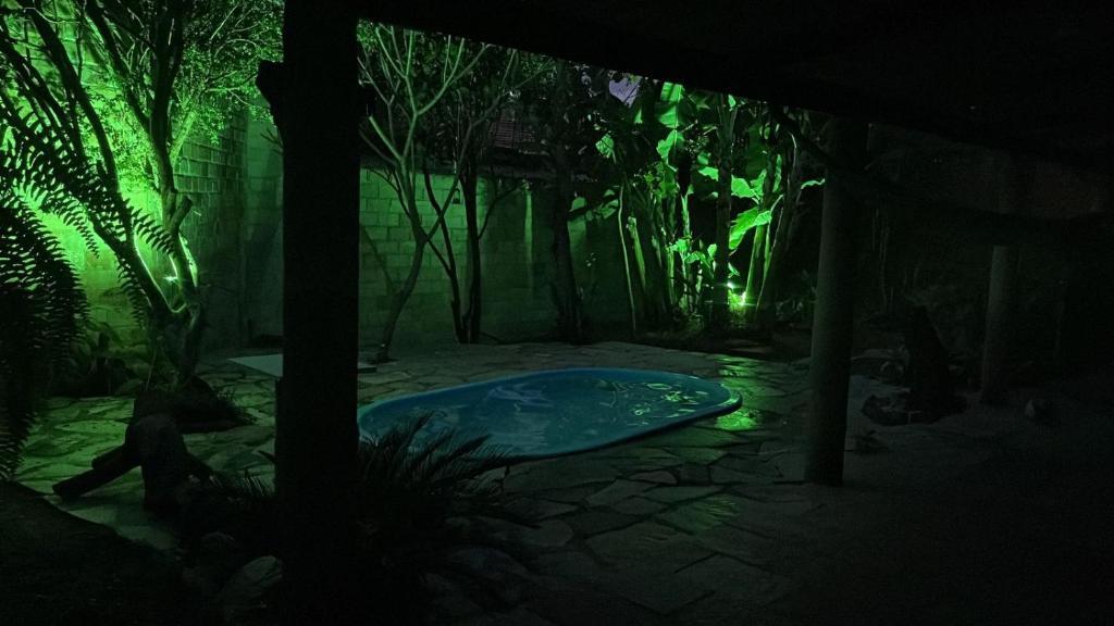 een bord in het donker met groene lampjes bij Sobrado Beira da Mata in Pirenópolis