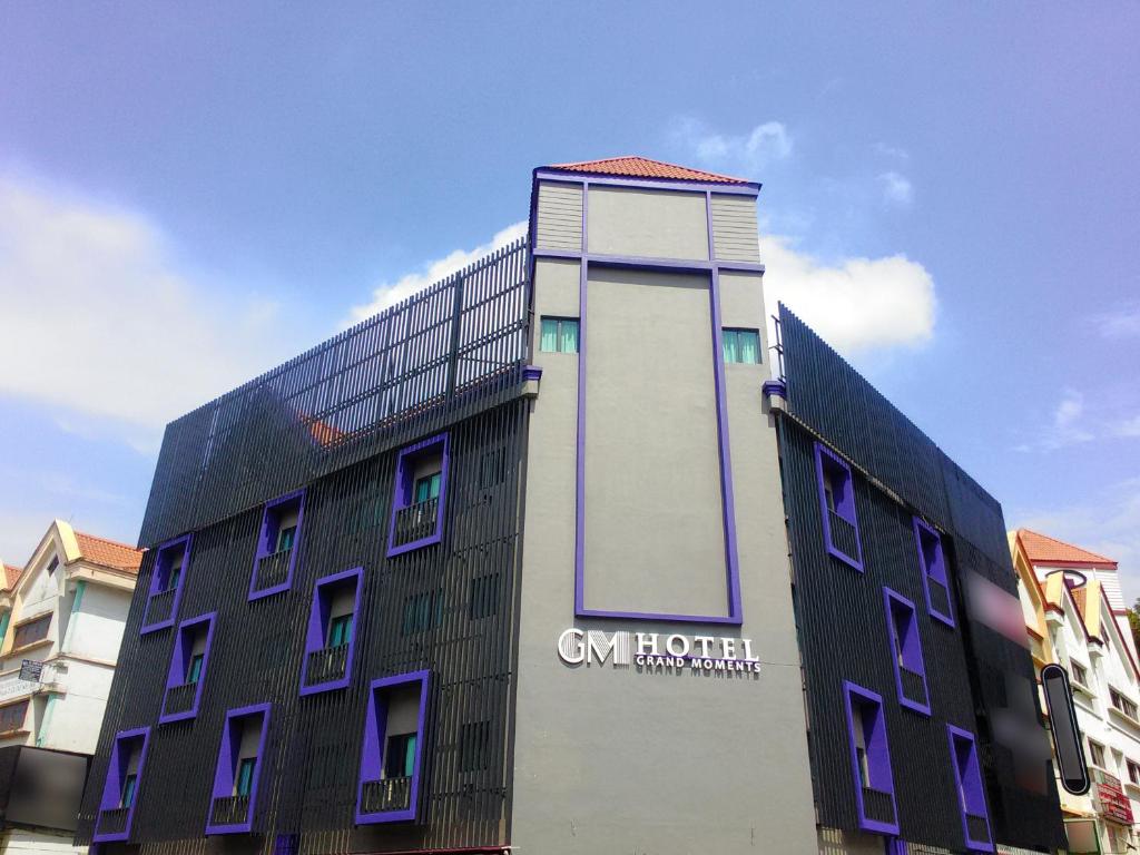 ein Gebäude mit lila Fenstern auf der Seite in der Unterkunft GM Grand Moments Bandar Sunway in Petaling Jaya