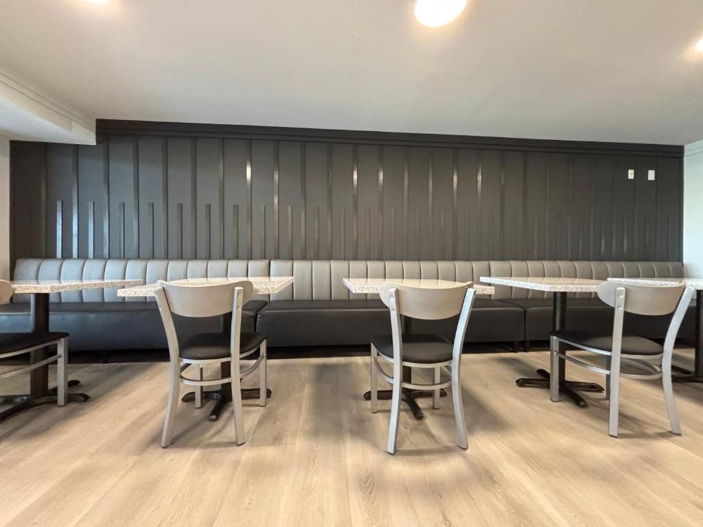 Ramada by Wyndham Springfield North photo