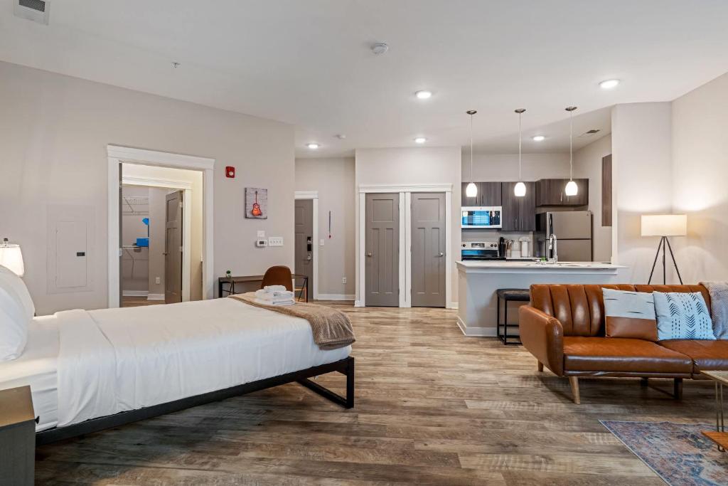 Кухня или мини-кухня в CozySuites - Penrose Mass Ave with pool & parking #7
